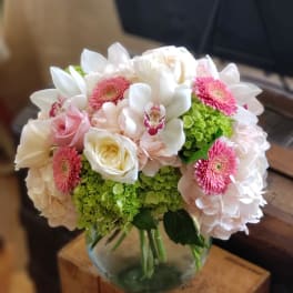 Bouquet of white and pink flowers in a clear glass vase