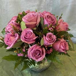 Pink rose bouquet in a speckled ceramic vase