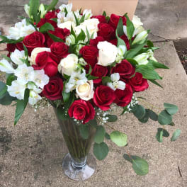Bouquet of red and white roses in a clear glass vase