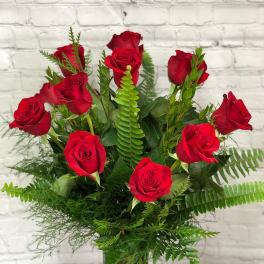 Bouquet of red roses in a clear glass vase