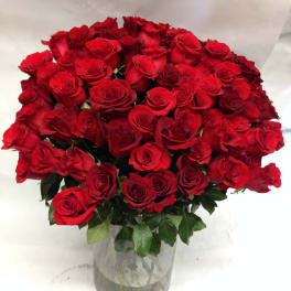 Bouquet of red roses in a clear glass vase