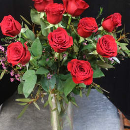 Bouquet of red roses in a clear glass vase