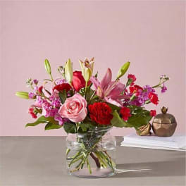 Pink and red mixed bouquet in a clear glass vase