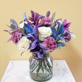 Bouquet of white roses and pink carnations in a glass vase
