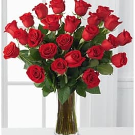 Bouquet of red roses in a clear glass vase