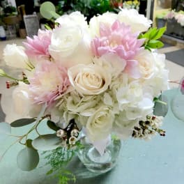 Pink and white bouquet of roses and hydrangeas in a clear glass vase