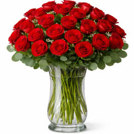 Bouquet of red roses in a clear glass vase