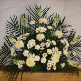 White floral arrangement with daisies and chrysanthemums