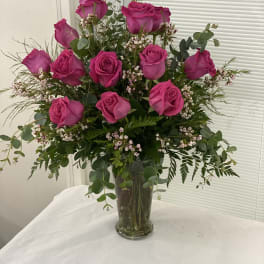 Pink rose bouquet in a clear glass vase