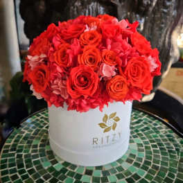 Red rose bouquet in a white round box