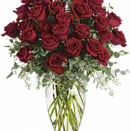 Bouquet of red roses in a clear glass vase