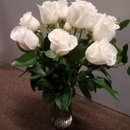 Bouquet of white roses in a clear glass vase