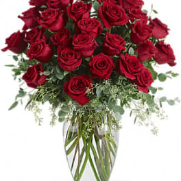 Bouquet of red roses in a clear glass vase