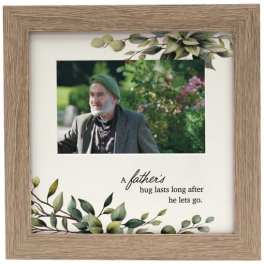 Wooden picture frame with a photo and a father-themed quote