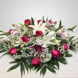 Low floral arrangement with white lilies and pink roses