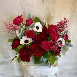 Red and white rose bouquet in a clear vase