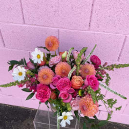 Pink and peach mixed bouquet in a clear vase