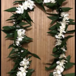 Long white flower lei with large green leaves arranged in an oval shape