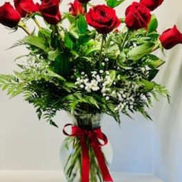 Classic dozen red roses
