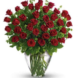 Bouquet of red roses in a clear glass vase
