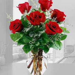 Bouquet of red roses in a clear glass vase