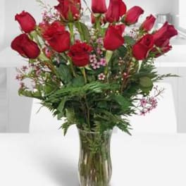 Bouquet of red roses in a clear glass vase
