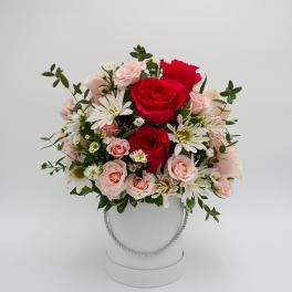 Red and blush roses with white daisies in a white hatbox
