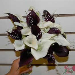 Bouquet of white and dark purple calla lilies