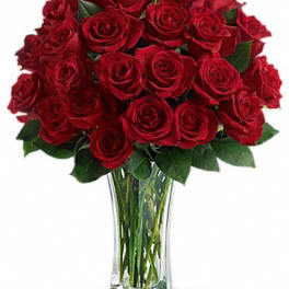 Bouquet of red roses in a clear glass vase