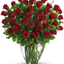 Bouquet of red roses in a clear glass vase