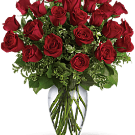 Bouquet of red roses in a clear glass vase