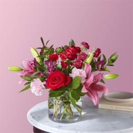 Pink and red mixed bouquet in a clear glass vase