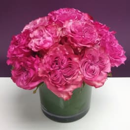 Pink rose bouquet in a green vase