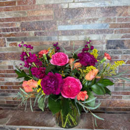 Bouquet of pink and orange flowers in a glass vase
