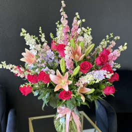 Bouquet of pink roses and lilies in a glass vase