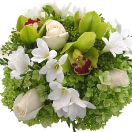 Bouquet of white and green flowers with cream roses