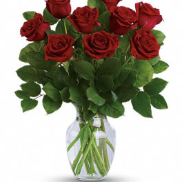 Bouquet of red roses in a clear glass vase