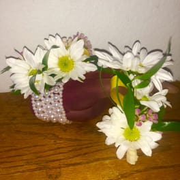 White daisy corsages with green ribbon and pearl accents
