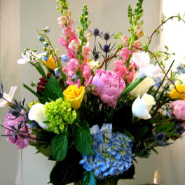 Mixed bouquet with hydrangea, roses, snapdragons, and calla lilies in a vase