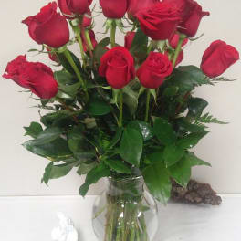 Bouquet of red roses in a clear glass vase