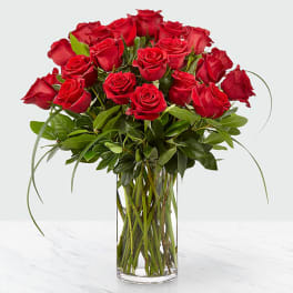 Bouquet of red roses in a clear glass vase