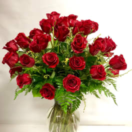 Bouquet of red roses in a clear glass vase