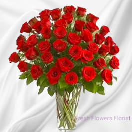 Bouquet of red roses in a clear glass vase