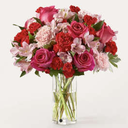 Bouquet of pink and red flowers in a clear glass vase