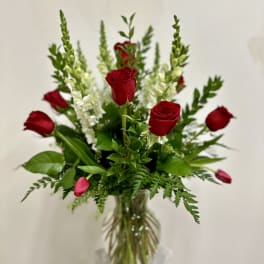 Red roses and white snapdragons in a glass vase