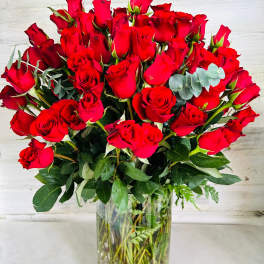 Bouquet of red roses in a clear glass vase