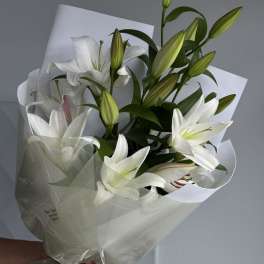 white lilies bouquet-4 stems