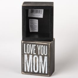 Wooden box sign with the words "LOVE YOU MOM"