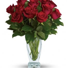 Bouquet of red roses in a clear glass vase