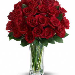 Bouquet of red roses in a clear glass vase